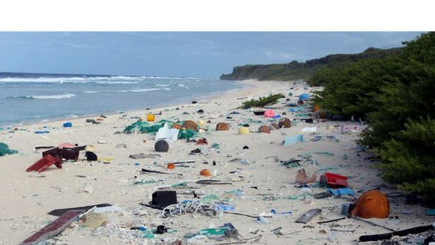 Rifiuti lasciati in riva al mare