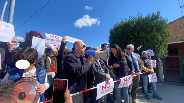 La protesta di cittadini e politici a Brecciarola