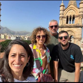 Ludovica Antinoro in una foto assieme ai genitori e al fratello
