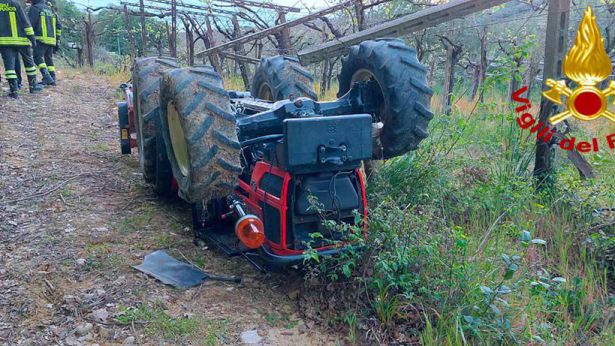 Il trattore gommato ribaltato