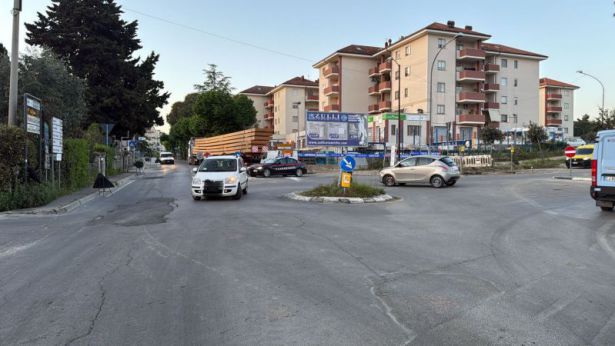 La rotatoria distrutta dal mezzo di trasporto straordinario