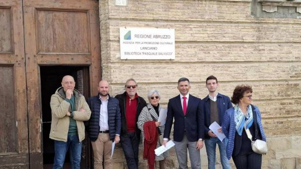 Lanciano: esponenti del P.D. dinanzi alla sede dell'APC