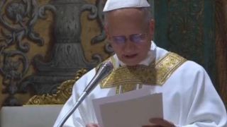Leone XIV con la Casula donata all'Aquila