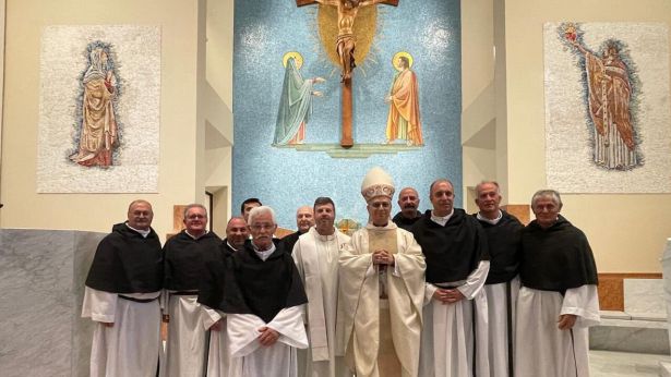 Il neo Papa Leone XIV con la delegazione di Furci nella Chiesa di Santa Monica a Roma