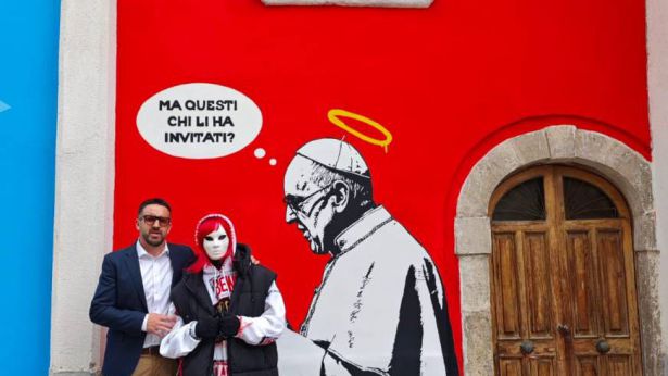 Aielli: il murale di Laika dedicato a Papa Francesco