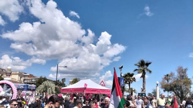 Giulianova: bandiere palestinesi alla partenza della tappa del Giro d'Italia