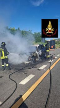 Auto in fiamme sull'A/14