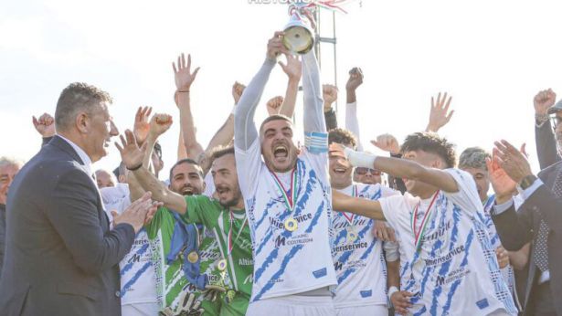 I calciatori della Bacigalupo Vasto Marina alzano la coppa in cielo