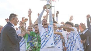 I calciatori della Bacigalupo Vasto Marina alzano la coppa in cielo