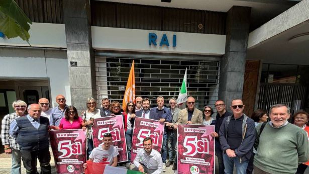 Presidio del PD davanti alla sede RAI di Pescara