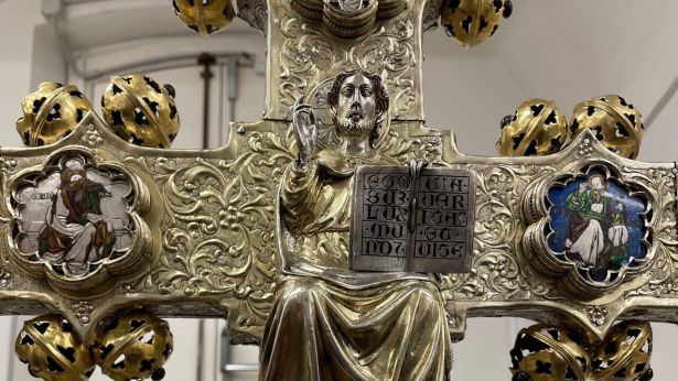 La restaurata croce di Nicola da Guardiagrele