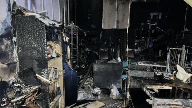 Il negozio distrutto dalle fiamme