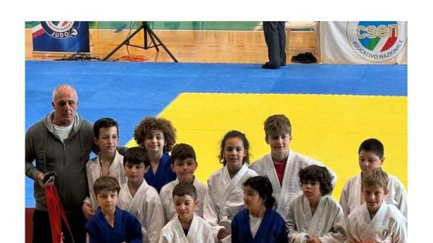 Il Maestro Aniello Vastola con i suoi giovani atleti