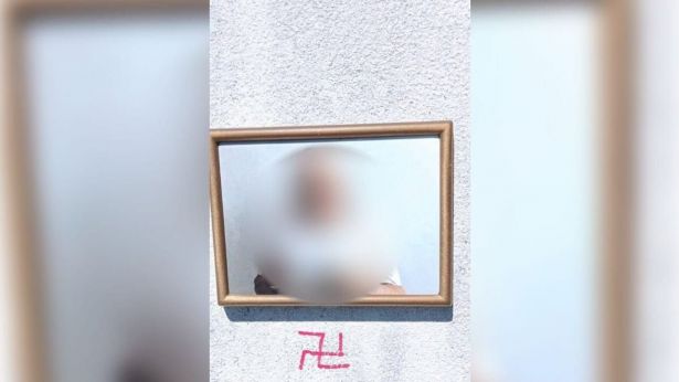 Casoli: la svasticata tracciata sulla lapide