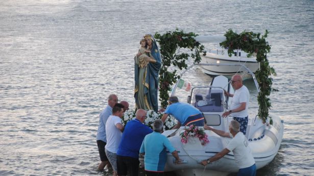 La processione in mare della Madonna di Stella Maris