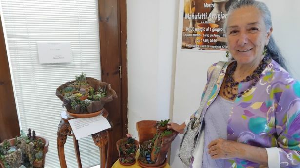 Rossana Matrella con i suoi vasi