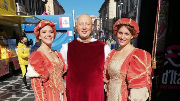 Carlo Colacioppo al centro nella foto con due damigelle del Mastrogiurato