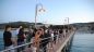 I fedeli sul pontile