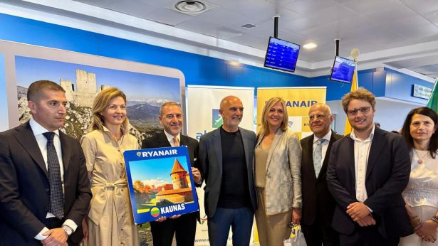 Pescara: accoglienza del primo volo proveniente dalla Lituania