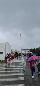San Salvo: l'uscita da scuola sotto la pioggia