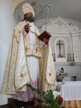 La statua di San Nicola della Meta