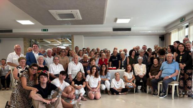 La foto ricordo dell'atteso raduno familiare