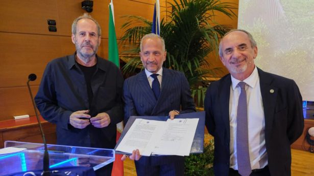 La firma apposta ieri a Chieti