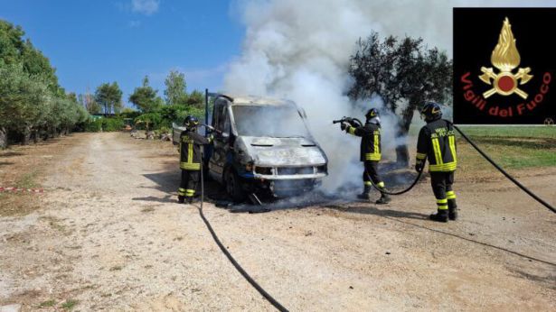 Furgone a fuoco a Punta Penna: l'intervento dei Vigili del Fuoco