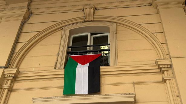 Chieti: la bandiera esposta sulla facciata del Comune