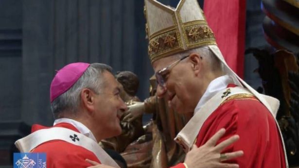 Il Papa consegna il Pallio all'arcivescovo dell'Aquila