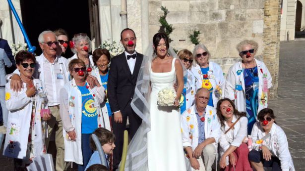 Sara e Paolo festeggiati dinanzi alla Cattedrale
