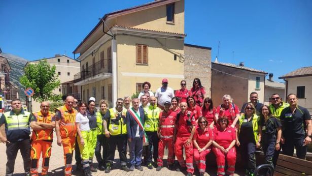 Palena: foto ricordo dopo la rimozione della bomba inglese