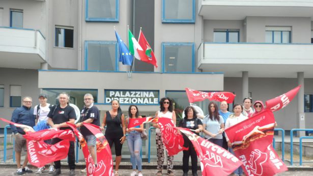 Presidio dei lavoratori dinanzi alla direzione ASL 02