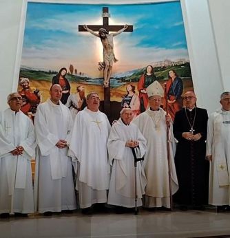 Don Tommaso Di Stefano con il vescovo ed i suoi confratelli