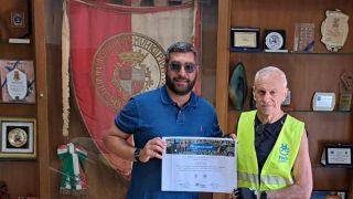 L'assessore Carlo Della Penna ritira l'attestato