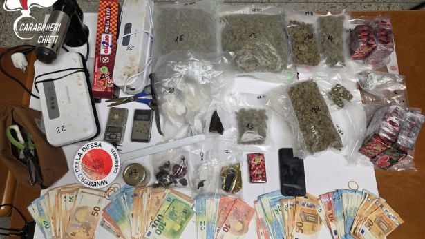 La droga e le attrezzature sequestrate