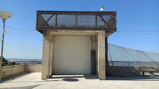 Atessa: la torretta dell'ascensore del parcheggio multipiano