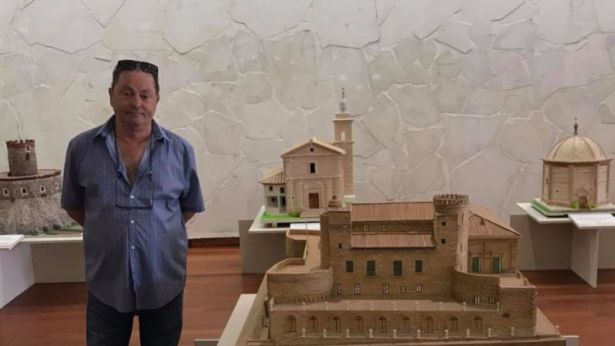 Giuseppantonio Stivaletta vicino alle sue opere