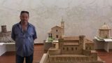 Giuseppantonio Stivaletta vicino alle sue opere