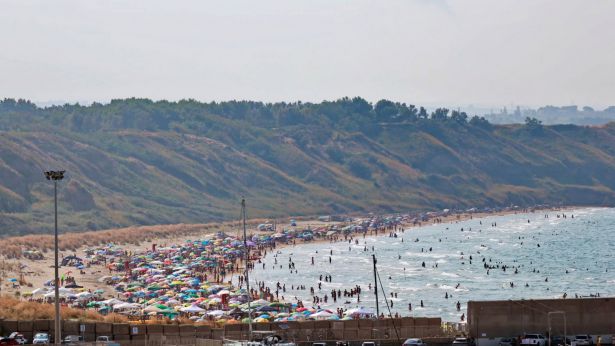 Una immagine della Spiaggia di Punta Penna presa d'assalto da migliaia di persone