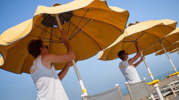 Lavoratori stagionali in uno stabilimento balneare