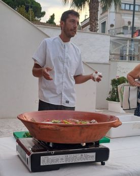 Lo chef Crisanti alle prese con il Brodetto alla Vastese