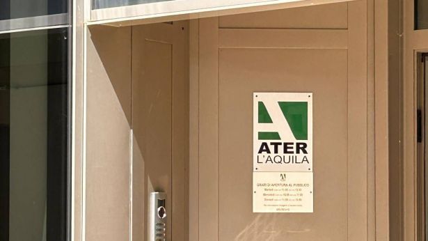 L'ingresso della sede ATER de L'Aquila