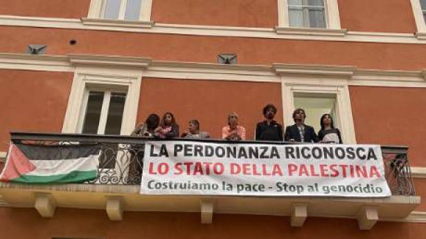 L'Aquila: lo striscione affisso sul baldone della sede del P.D.
