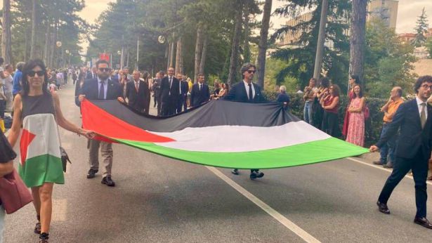 L'Aquila: la bandiera della Palestina al corteo della Perdonanza 2025