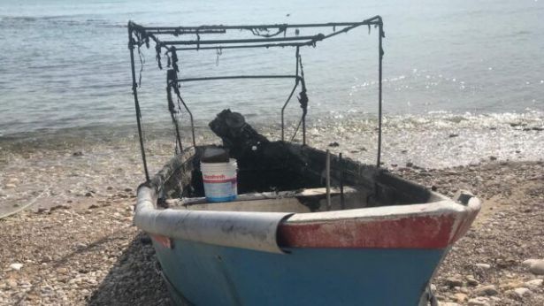 La barca danneggiata dalle fiamme