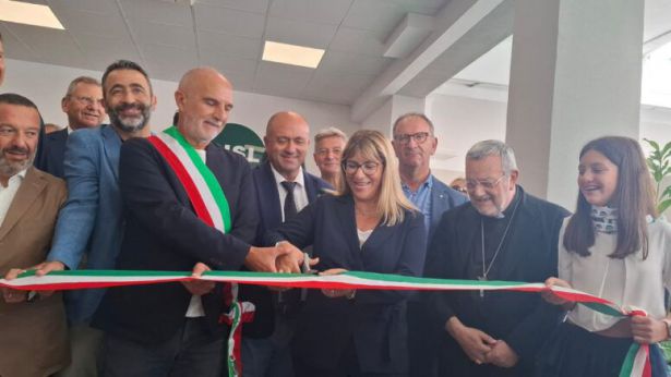Taglio del nastro per la cerimonia di inaugurazione della nuova sede della Cisl di Pescara