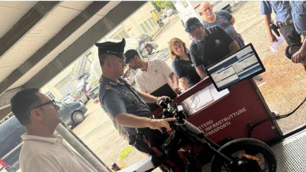 Pescara: controlli dei Carabinieri sulle bici elettriche