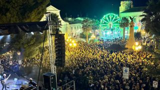 Piazza Rossetti stracolma di gente