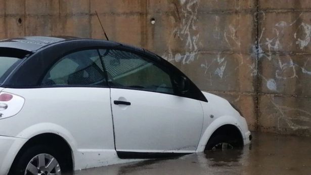 Casalbordino: una delle auto bloccate dall'acqua
